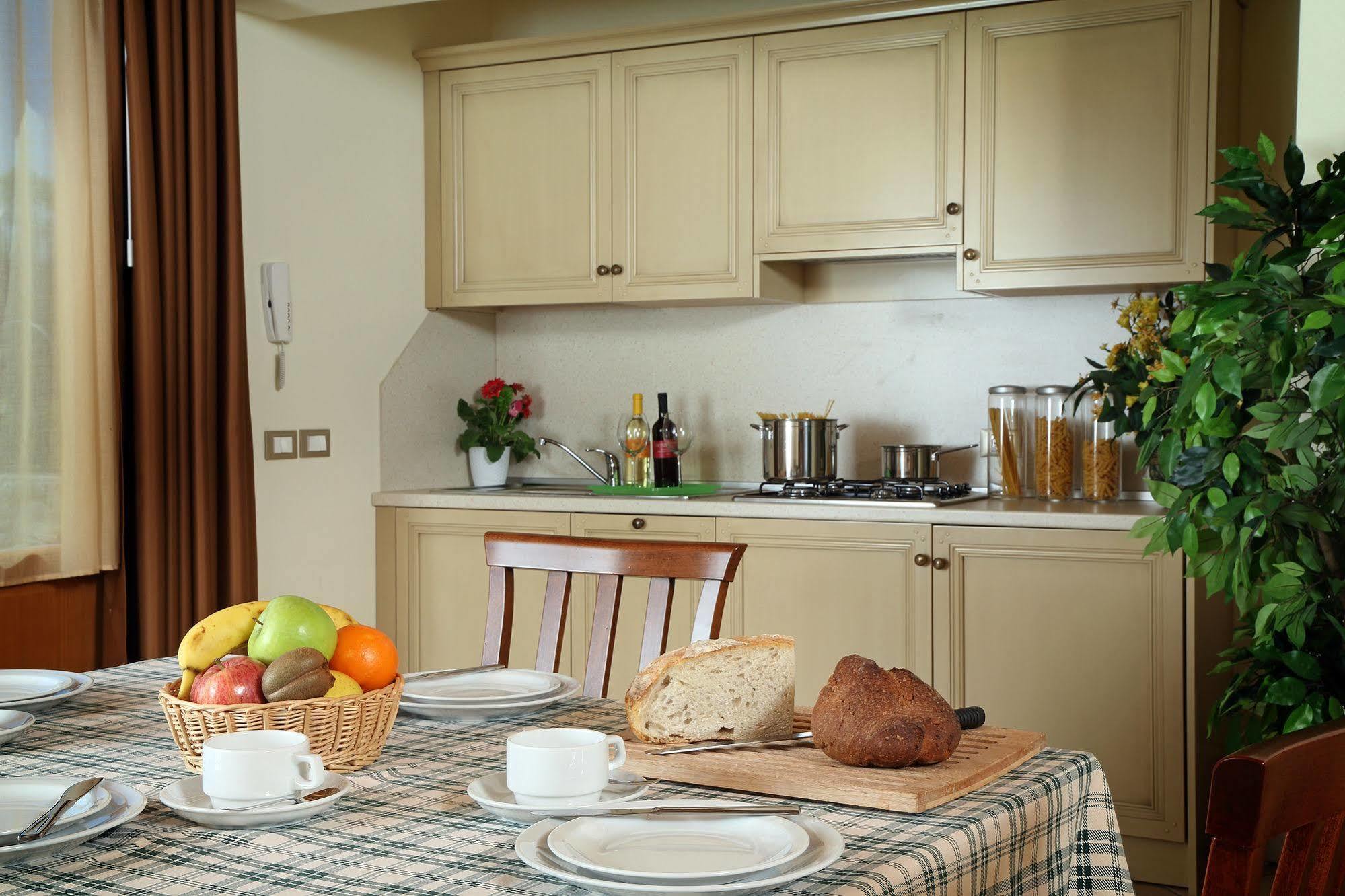 Residence Borgo Mondragon ラツィーゼ エクステリア 写真